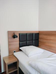 Giường trong phòng chung tại Hotel Jomfru Ane