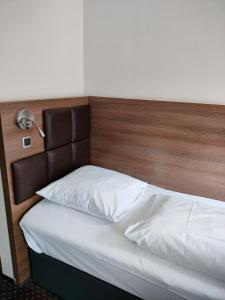 Giường trong phòng chung tại Hotel Jomfru Ane