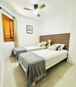 En eller flere senge i et værelse på Jardin Alhambra Holiday Apartment