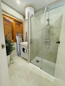 Et badeværelse på Jardin Alhambra Holiday Apartment