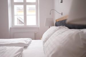 سرير أو أسرّة في غرفة في Authentic Austrian Flat in the South of Vienna