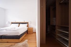 سرير أو أسرّة في غرفة في Authentic Austrian Flat in the South of Vienna
