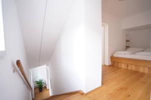 سرير أو أسرّة في غرفة في Authentic Austrian Flat in the South of Vienna