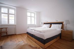 سرير أو أسرّة في غرفة في Authentic Austrian Flat in the South of Vienna