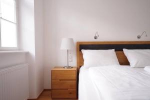 سرير أو أسرّة في غرفة في Authentic Austrian Flat in the South of Vienna