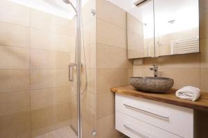 Authentic Austrian Flat in the South of Vienna في مودلينغ: حمام مع حوض ودش