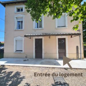 an image of a house with an arrow in front of it at Le Westy 2 in Hières-sur-Amby