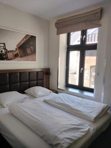 Giường trong phòng chung tại Hotel Jomfru Ane