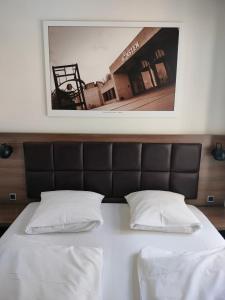 Giường trong phòng chung tại Hotel Jomfru Ane
