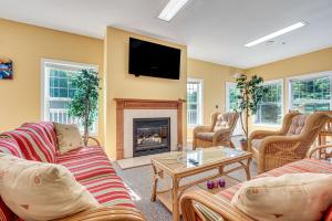 Χώρος καθιστικού στο Charming Coastal Cottage with Pool Access!