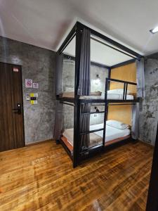 Postel nebo postele na pokoji v ubytování No.10 HOSTEL- Prachuap Khiri Khan