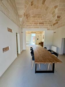 Una habitación grande con una mesa larga y sillas. en Casa Zia Anna, en Torchiarolo