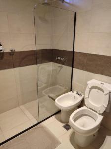 ein Badezimmer mit Toilette und Glasdusche in der Unterkunft JC Apart in Cordoba + 7 Fotos