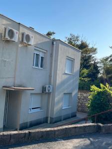 Το κτήριο όπου στεγάζεται  το διαμέρισμα