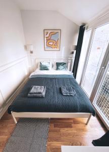 Un dormitorio con una cama grande en una habitación. en Tasmajdan, en Belgrado