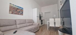 a living room with a couch and a television at Casa di Riccardo in San Miniato