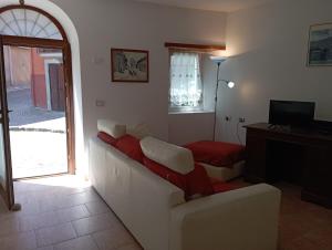 a living room with a couch and a television at La Casa di Hilde in Riolunato