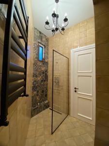 baño con ducha y puerta blanca en Apartments MARGARITA, en Tiflis