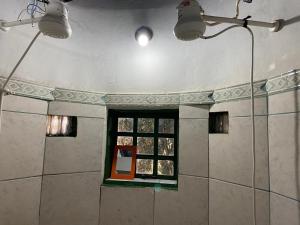 ein Badezimmer mit Fenster in einem Raum mit Licht in der Unterkunft Sinta-se em casa in Alto Paraíso de Goiás