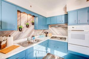 Η κουζίνα ή μικρή κουζίνα στο Top Rated Luxury 2BR Condo Historic Location