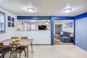 Χώρος καθιστικού στο Remodeled Studio Condo Family Friendly Area
