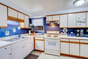 Η κουζίνα ή μικρή κουζίνα στο Remodeled Studio Condo Family Friendly Area +3 φωτογραφίες