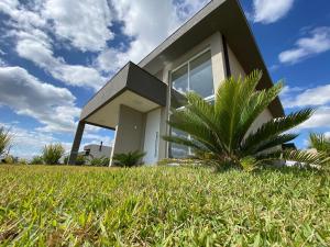 una casa in cima a un prato di Piscina com SPA - Check-in 9h - 70m da Represa a Palmeiras