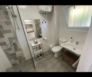 阿罗纳Appartamento los cristianos torres del sol的带淋浴、马桶和水槽的浴室 更多11张照片