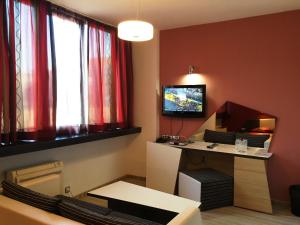 A television and/or entertainment centre at Hotel Dunav