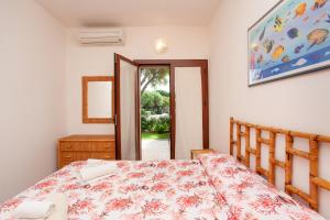 Un dormitorio con una cama, una cómoda y un espejo. en Residence La Cinta, en San Teodoro