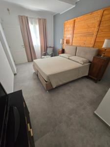 フランカヴィッラ・フォンターナにあるvilla Montiの木製のヘッドボードが付いた大きなベッドのある寝室 +21枚の写真