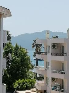 Cet appartement blanc offre une vue sur l'océan. dans l'établissement Keskin Apartments, à Marmaris