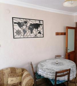 une chambre avec une table et une photo sur le mur dans l'établissement Keskin Apartments, à Marmaris 12 autres photos