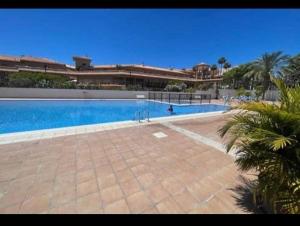 阿罗纳Appartamento los cristianos torres del sol的度假村里的大型游泳池