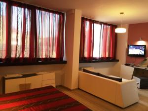 A television and/or entertainment centre at Hotel Dunav