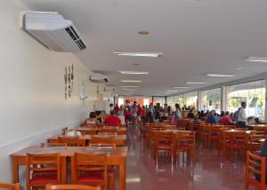 a dining room with people sitting at tables at Nobrezafiori Diroma FIORI taxas de Roupas de Cama Banho e taxas do hotel valor a pagar na recepcao do hotel OBS MENOR DE 18 anos desacompanhado dos pais tem que ter autorizacao com RECONHECIMENTO de firma no cartório in Caldas Novas