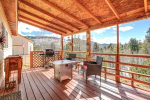 una veranda riparata con tavolo e sedie di Colorado Vacation Rental with Deck and Mtn Views a Cripple Creek