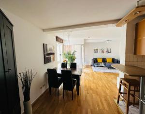 Un comedor y una sala de estar con mesa y sillas. en Stilvolles Business-Apartment mit Balkon in Leverkusen Wiesdorf - All-Inclusive Wohnen, en Leverkusen