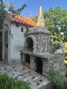 odkryty kamienny piec z dachem w obiekcie Villa Julian & Juliana w Krku