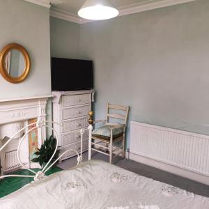 Μια τηλεόραση ή/και κέντρο ψυχαγωγίας στο Cosy London double room near Wimbledon