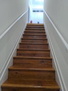 een trap met houten trap in een huis bij Vista Castelo in Sertã +36 foto's