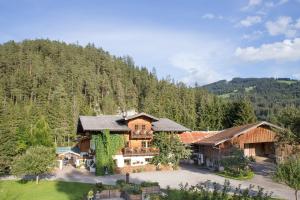 アルテンマルクト・イム・ポンガウにあるGlonerbauer Apartmentの山の家屋風景