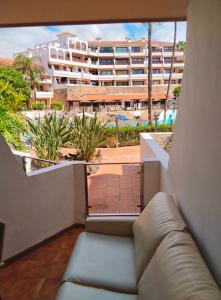 een balkon met een bank voor een gebouw bij GOLF MAR SUR ALBATROS 5 bed places apartment in San Miguel de Abona
