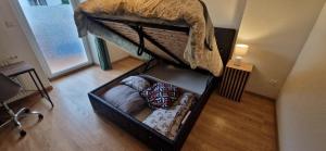 Habitación con litera y sofá debajo en Le Petit Colin RDC, en Pontarlier