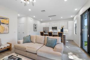 Posezení v ubytování Newly Renovated Tampa Townhouse Prime Location + 30 fotografií