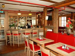 restauracja ze stołami i krzesłami oraz bar w obiekcie Märchenhotel w mieście Bergen auf Rügen