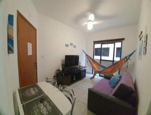 Televisyen dan/atau pusat hiburan di Apê beira-mar -Ar condicionado-Wi-fi-Vaga de garagem coberta