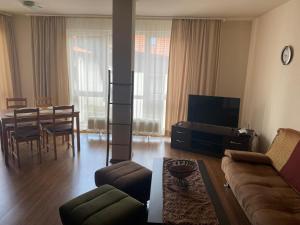 TV a/nebo společenská místnost v ubytování Bansko Royal Towers APARTMENT 738
