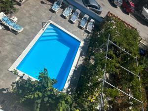 widok na basen z zaparkowanymi samochodami w obiekcie Villa Julian & Juliana w Krku