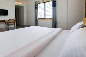 Hotel Gyan Regency客房内的一张或多张床位
